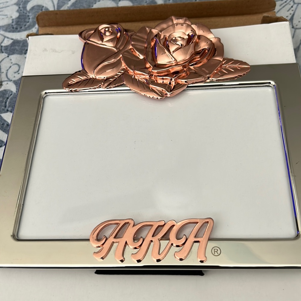 This AKA silver toned frame comes with Rose 🌹toned roses across the top!